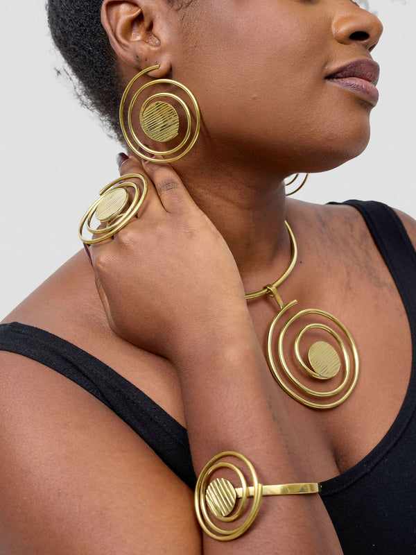 Woman wearing Zulu beaded collar necklace